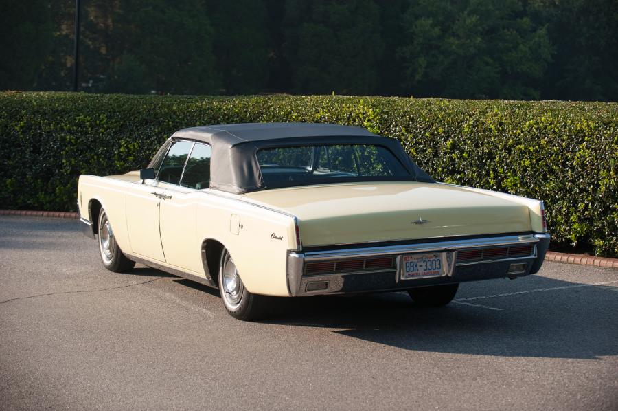  Lincoln Continental 4-Door Convertible 1966 года  (фото 15 из 16)
